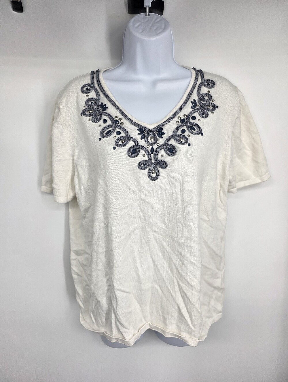 Alfred Dunner Vintage Style Beaded Knit Top Size Medium White V-Neck Short Sleev